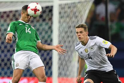 Javier Hernández (izquierda) golpea el balón de cabeza.