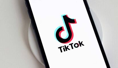 Logo de TikTok en un smartphone