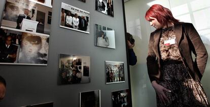 Irene Villa observa fotografías de víctimas del terrorismo, durante una exposición.