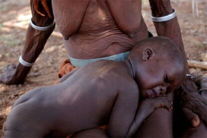 Un niño llora de hambre en el regazo de su abuela en Kenia en mayo de 2004.