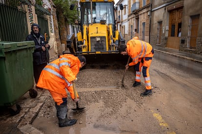 Los operarios trabajan limpiando el pueblo de Turís que ha tenido durante las  lluvias torrenciales que afectan a la Comunidad Valenciana, este martes.