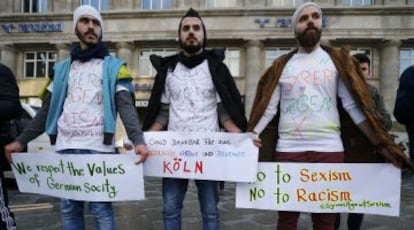 Un grupo de sirios se manifiesta contra el sexismo y el racismo, en la estación de Colonia, el 16 de enero.
