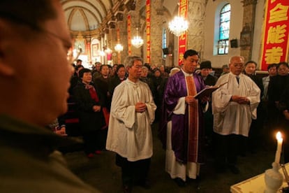 Católicos chinos, en una misa celebrada ayer en Pekín en una de las iglesias autorizadas por el Gobierno.