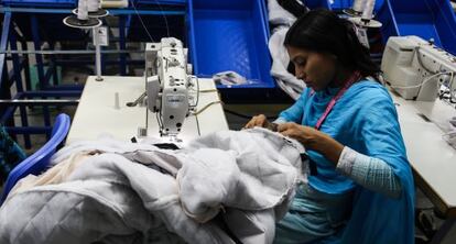 En los últimos tres años se han creado unos 350 sindicatos y las fábricas bangladesíes tienen más representación sindical que nunca, pero la tendencia ha perdido bastante fuelle en los últimos meses y en realidad ni siquiera un 10 % de los talleres tiene sindicato todavía. En la imagen una mujer cose una prenda de ropa. Las mujeres constituyen el grueso de los empleados de la industria de la confección.