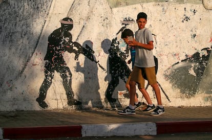 Un niño palestino camina por una calle de Gaza.