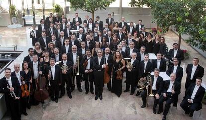 La Orquesta de Valencia en una imagen reciente de la formaci&oacute;n con su director Yaron Traub.