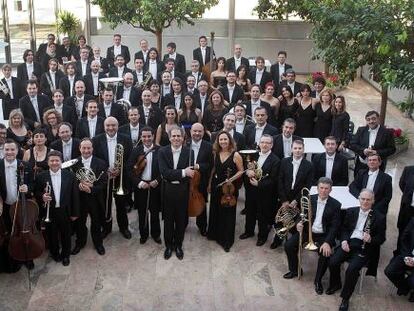La Orquesta de Valencia en una imagen reciente de la formaci&oacute;n con su director Yaron Traub.
