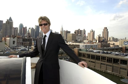 David Bowie, llegando a Nueva York en barco en 2002.