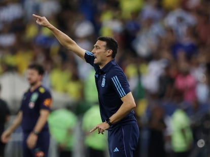 Lionel Scaloni da órdenes a sus jugadores este martes en el partido contra Brasil en el Maracaná.