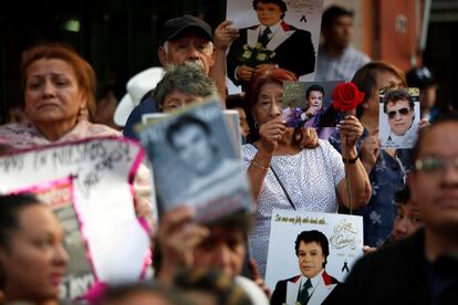 La urna con las cenizas del artista llegaran a la localidad de El Paso (EE.UU.) en un avión privado, dijo a la prensa el alcalde de Juárez, Javier González Mocken. En la imagen, un grupo de fans en la plaza Garibaldi en Ciudad de México, el 30 de agosto de 2016.