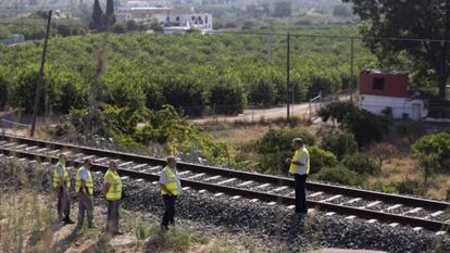 Técnicos de ADIF inspeccionan la zona de la vía donde fue localizada Lucía Vivar, en julio de 2017.