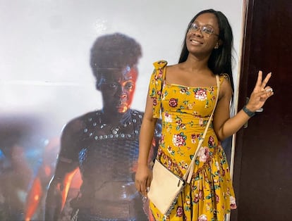 Katherine, joven ghanesa, a la salida de la película 'Wakanda Forever' en los cines del Accra Mall, en la capital del país africano.