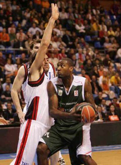 Scola levanta el brazo ante Alexander.