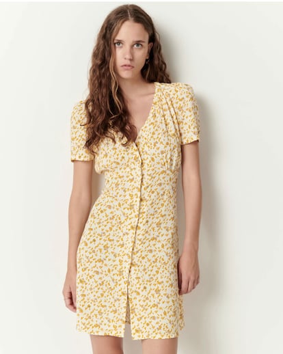 Sessùn. La marca francesa interpreta el eterno vestido de Lolita con una diminuta trama de flores en amarillo mostaza.