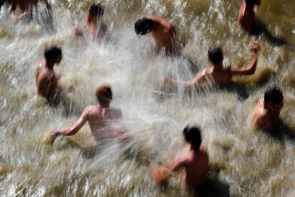 Jóvenes israelíes nadan en una piscina natural en el pueblo de Lifta, que fue abandonado durante 1948, durante la guerra árabe-israelí, a las afueras de Jerusalén.