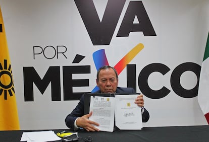 Jesús Zambrano muestra su firma de la alianza Va por México, en diciembre de 2020.