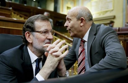 El ministro de Educaci&oacute;n, Cultura y Deporte, Jos&eacute; Ignacio Wert (derecha), junto con el presidente del Gobierno, Mariano Rajoy, en el Congreso. 