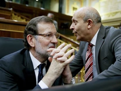 El ministro de Educaci&oacute;n, Cultura y Deporte, Jos&eacute; Ignacio Wert (derecha), junto con el presidente del Gobierno, Mariano Rajoy, en el Congreso. 