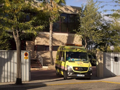 Una ambulancia abandona la sede de la empresa Safe Eurolimp en Getafe, en octubre de 2014.