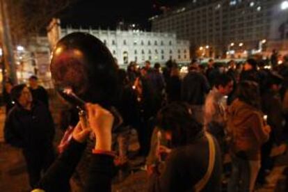 Casi un centenar de dirigentes y trabajadores portando banderas y lienzos llegaron hasta la Plaza de La Ciudadanía, frente al Palacio de La Moneda (sede del Ejecutivo), hicieron sonar cacerolas y sartenes y cucharas. EFE/Archivo