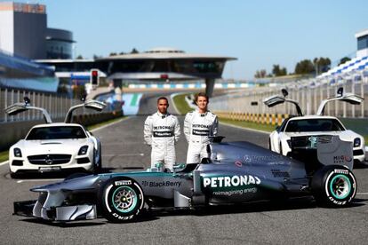 Hamilton y Nico Rosberg, durante la presentación del nuevo Mercedes