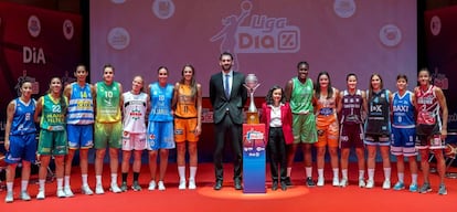 Jugadoras de 13 de los 14 equipos de la Liga Dia con el presidente de la Federación, Jorge Garbajosa, y la directora de relaciones externas de Dia, Nieves Álvarez