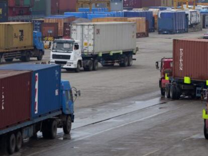 Camiones transportan varios contenedores. EFE/Archivo