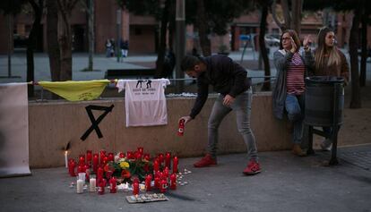 Veïns col·loquen espelmes a Baró de Viver en homenatge a l'Eduardo.