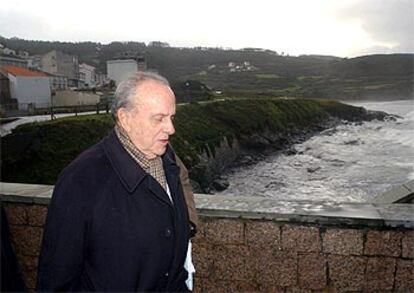 El presidente gallego, Manuel Fraga, durante su visita ayer a Caión.