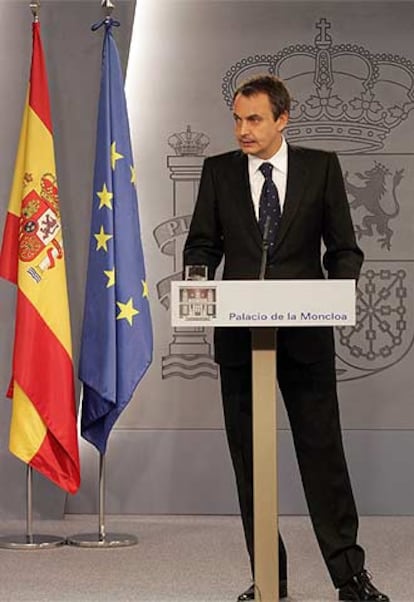 José Luis Rodríguez Zapatero responde a los periodistas.