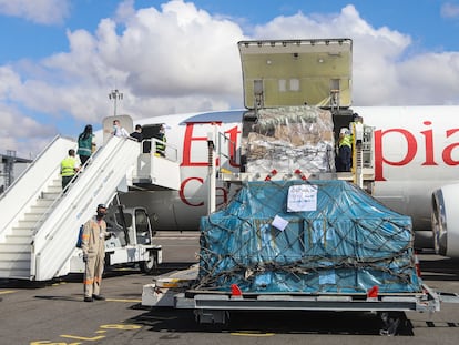 Trabajadores de Antananarivo (Madagascar) manejan un envío de vacunas recibidas a través del programa Covax.