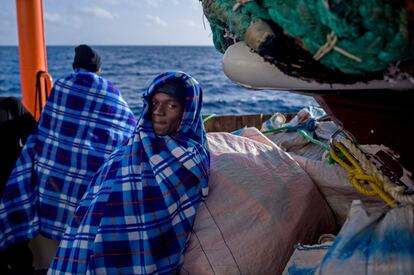 Un grupo de personas inmigrantes se abriga con mantas a bordo de la embarcación 'Aquarius' un día después de ser rescatados por miembros de la ONG 'SOS Mediterranee', a unos 50 km de la costa de Libia, en el mar Mediterráneo.