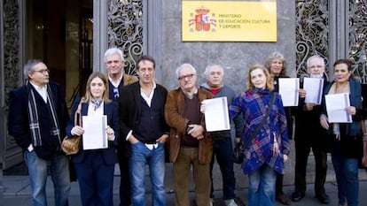 Escritores, cantantes y artistas protestan ante el Ministerio de Cultura (archivo). / SGAE