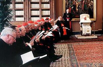 El Papa, durante la reunión con los cardenales de EE UU en su biblioteca privada en el Vaticano.