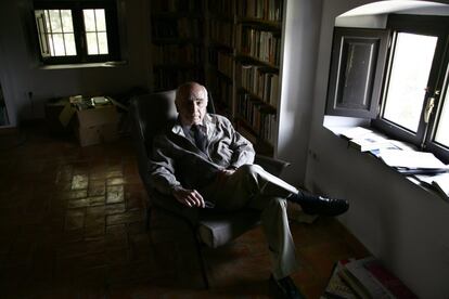El poeta Francisco Brines, en su casa de Oliva (Valencia), en 2006.