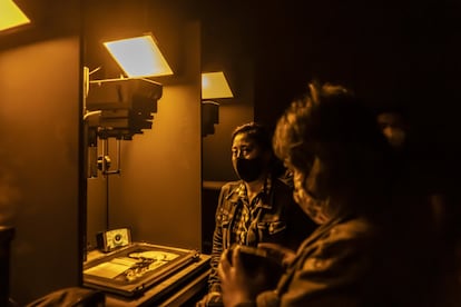 Alumnos trabajando en el cuarto obscuro en el taller de fotografía.