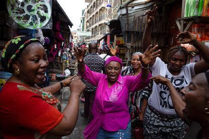 Un grupo de mujeres celebra la victoria de Bola Ahmed Tinubu en las calles de Lagos, Nigeria. 