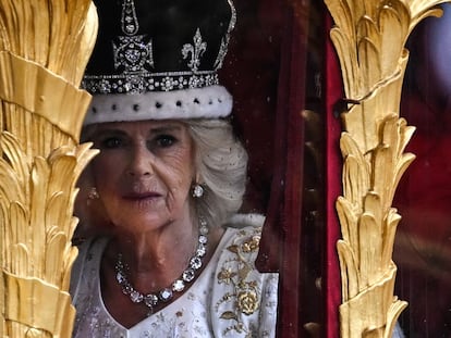 Britain's Queen Camilla travels with Britain's King Charles III (not seen) in the Gold State Coach, back to Buckingham Palace from Westminster Abbey in central London on May 6, 2023, after their coronations. - The set-piece coronation is the first in Britain in 70 years, and only the second in history to be televised. Charles will be the 40th reigning monarch to be crowned at the central London church since King William I in 1066. Outside the UK, he is also king of 14 other Commonwealth countries, including Australia, Canada and New Zealand. Camilla, his second wife, was crowned alongside him, and will now be known as Queen Camilla. (Photo by Paul ELLIS / AFP)