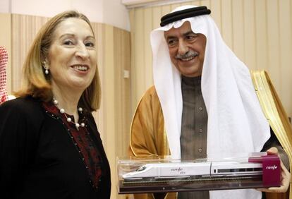 Public Worls Minister Ana Pastor presents Saudi Finance Minister Ibrahim Abdulaziz Al-Assaf with a gift.