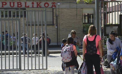 Entrada de un colegio público en Vitoria.