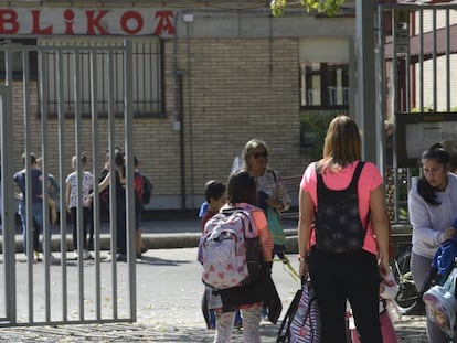 Entrada de un colegio público en Vitoria.