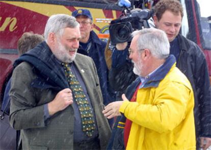 El comisario de Agricultura, Franz Fischler, (a la izquierda) conversa con Arias Cañete, en una reunión agrícola.