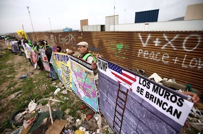 Manifestantes frente al muro en el lado mexicano del mismo durante la visita de Trump en San Diego, el 13 de marzo.