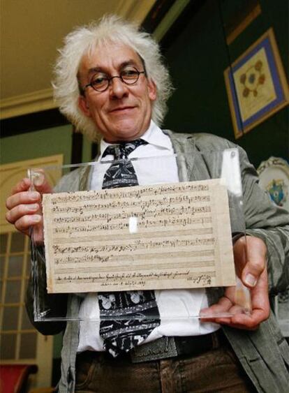 Jean-Louis Jossic, con el manuscrito de Mozart.