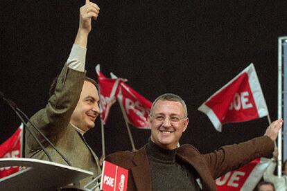 José Luis Rodríguez Zapatero, junto a Jesús Caldera, durante el acto organizado hoy por el PSOE en Valladolid.