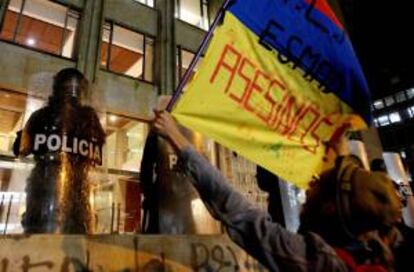 Cientos de estudiantes marchan hasta el centro de Bogotá (Colombia) en apoyo a las reivindicaciones del campesinado colombiano en huelga desde hace nueve días para reclamar soluciones a la crisis del sector.