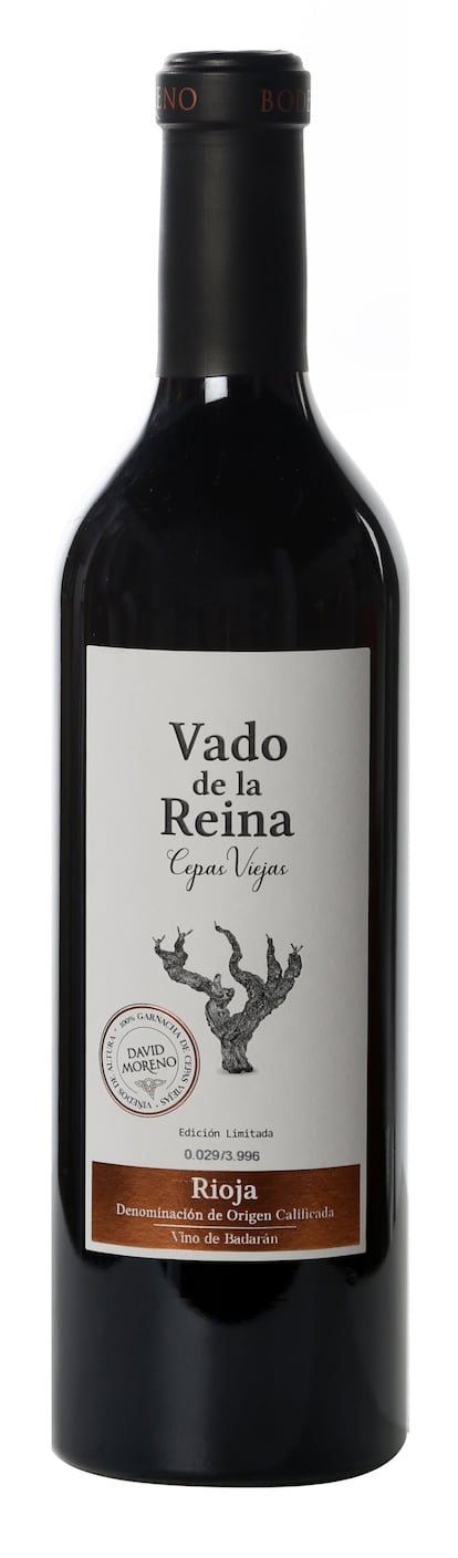 De viñedo singular. Vado de la Reina es reflejo de la filosofía de la bodega David Moreno, ubicada en La Rioja. La primera añada, de 2017, sale a la venta en edición limitada de 3.996 botellas. Elaborado con uva garnacha, procede de cepas de más de 80 años, de 2,9 hectáreas acogidas a la nueva figura de viñedo singular. Presenta un color violeta brillante de intensidad media. En nariz destaca por su intensidad aromática, a frutos rojos en equilibrio con aromas procedentes del roble francés. En boca es untuoso y denso, con un elegante final. Precio: 29,50 euros. 