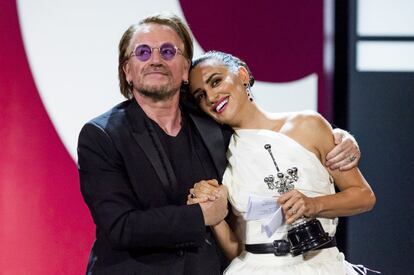 La actriz española Penelope Cruz recibe el Premio Donostia de manos de Bono.
