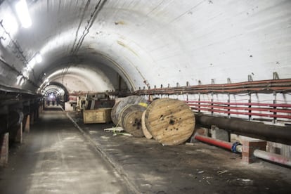 Fotografía del túnel que conduce hasta el centro de datos informáticos del Peñón de Gibraltar.