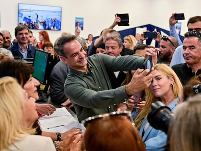 El primer ministro griego Kyriakos Mitsotakis, se fotografía con sus simpatizantes durante una visita a la principal oficina de campaña electoral del partido en Atenas, el 14 de mayo de 2023.
